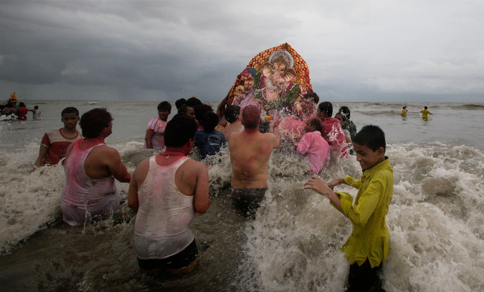 Indian Hindu devotees splash water on a large statue of the Hindu God Ganesh before immersing it in the Arabian Sea on the final day of the festival of Ganesh Chaturthi in Mumbai, 09.09.03AP PhotoDhiraj Singh