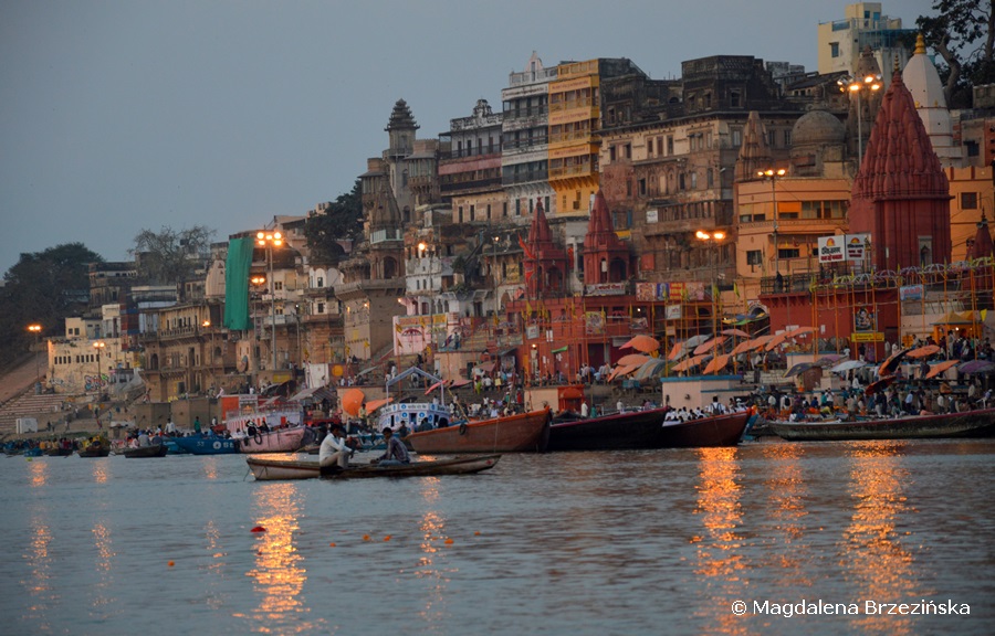 Waranasi. widok na Dashashwamedh Gath od strony Gangesu. Indie 2015 © Magdalena Brzezińska