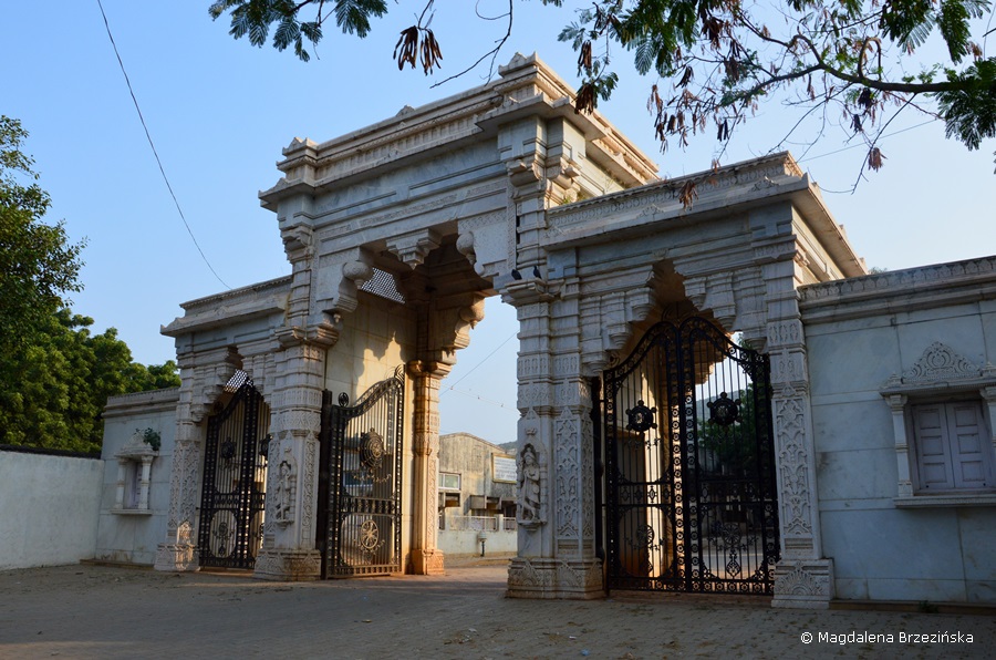 Brama u podnóża świątyni Hastigri. Indie 2014 © Magdalena Brzezińska 