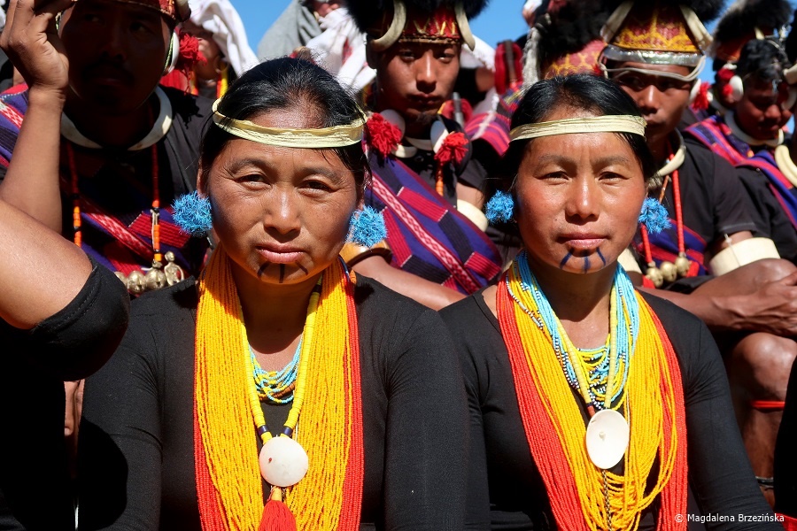 fot. Dziewczyny z plemienia Khiamniungan © Magdalena Brzezińska, Hornbill Festiwal, Kisama, Indie, 2019
