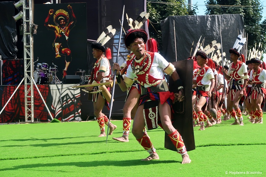 fot. Wojownicy z plemienia Sangtam © Magdalena Brzezińska, Hornbill Festiwal, Kisama, Indie, 2019