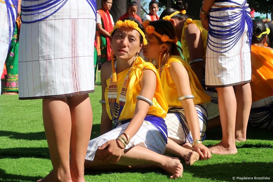 fot. Długie oczekiwanie na VIP’ów. Zmęczone dziewczyny Pochury © Magdalena Brzezińska, Hornbill Festiwal, Kisama, Indie, 2019